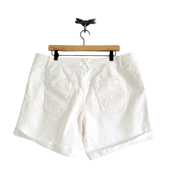 ๐ต 2 FOR $40 ๐ต LANE BRYANT WHITE DENIM SHORTS - Picture 4 of 10